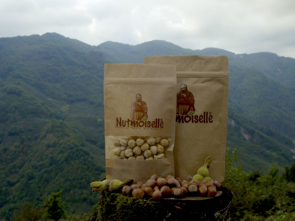 Nutmoiselle-Beutel vor den Bergen von Giresun