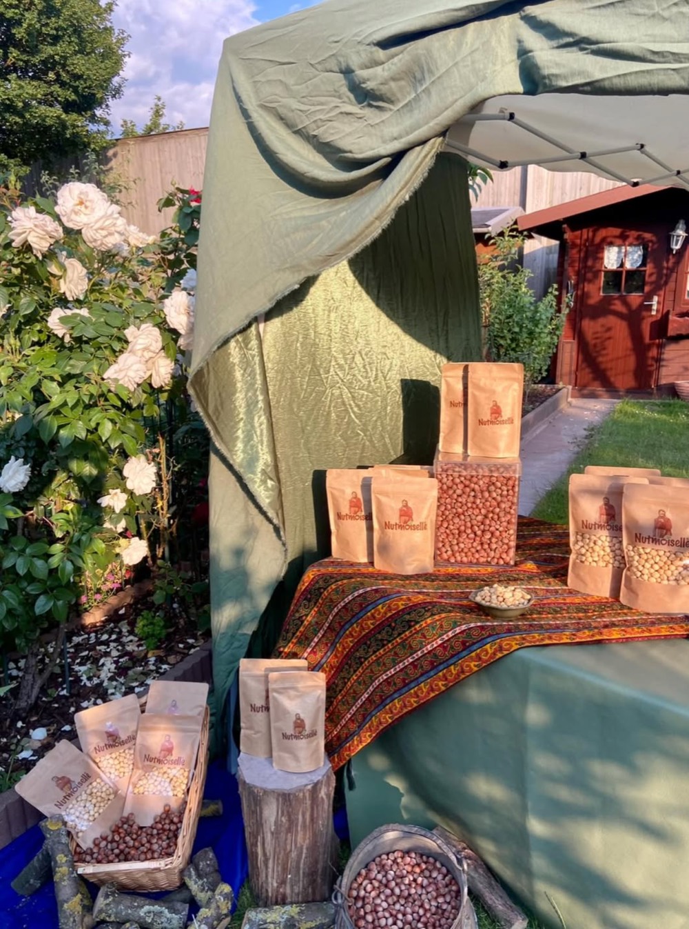 Nutmoiselle-Stand im Garten bei Abendsonne