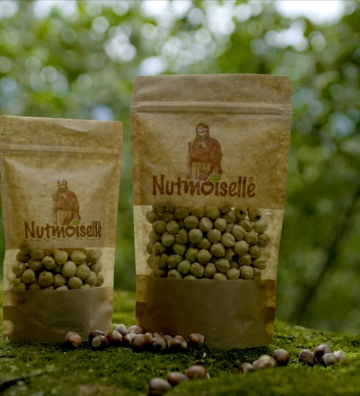 Nutmoiselle-Beutel mit Haselnusskernen auf Moos