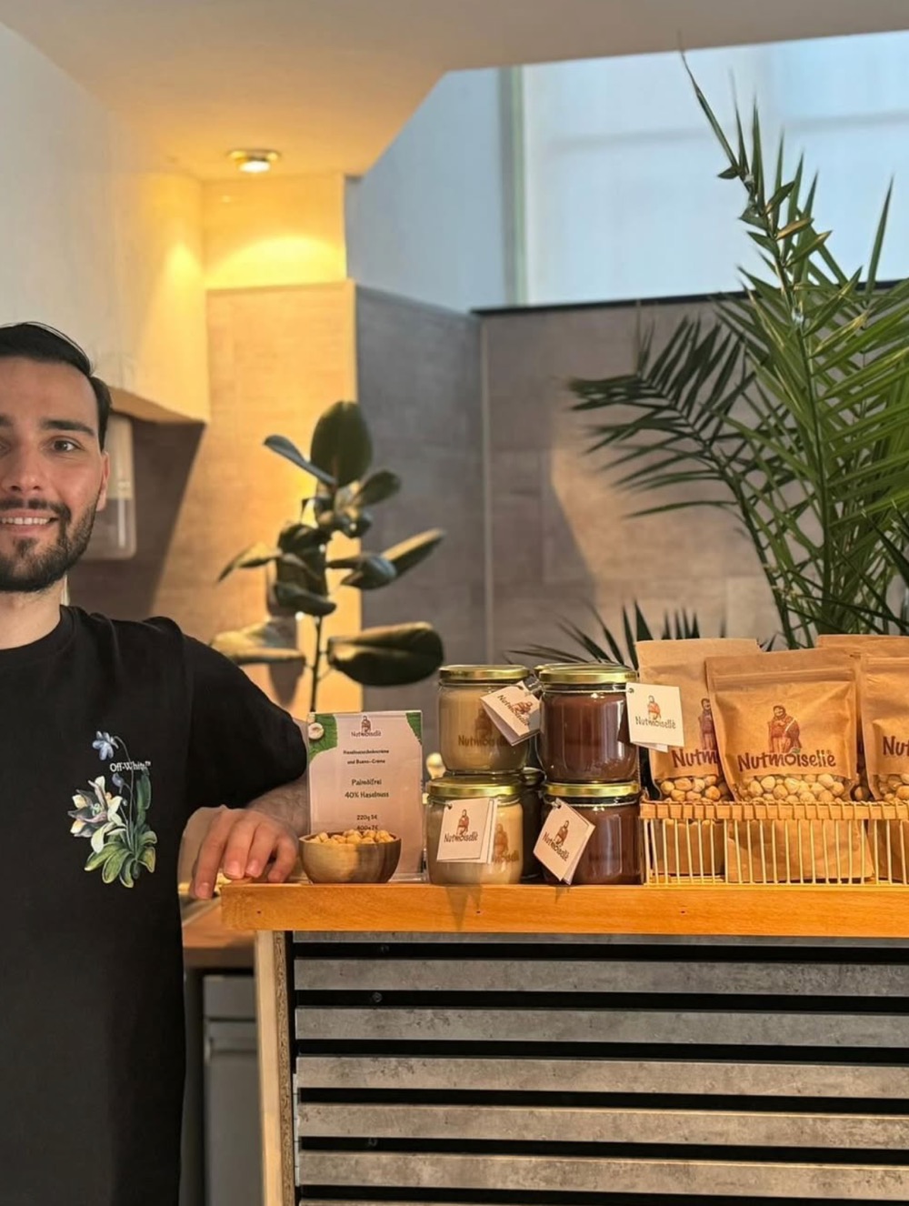 Gründer Taha Kamat mit Gläsern und Beuteln der Kollektion